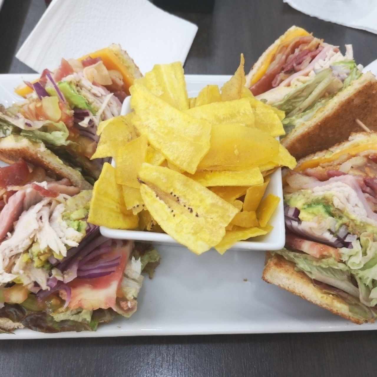 club sandwich con aguacate