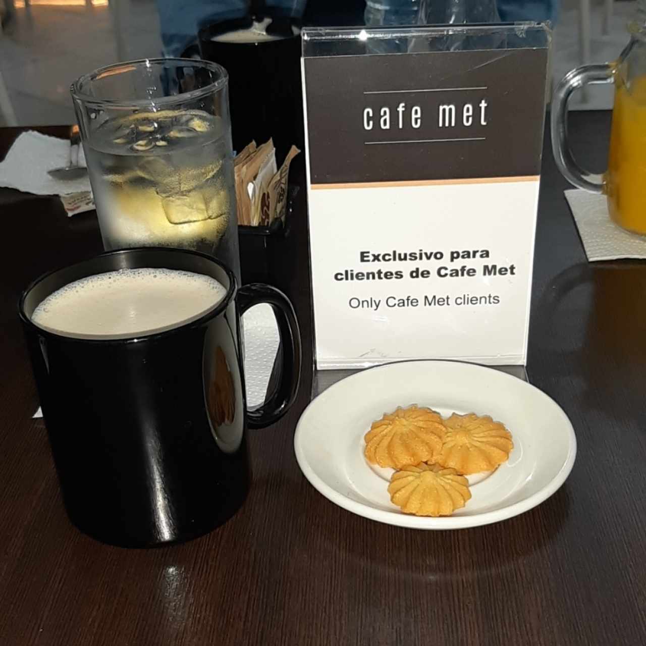 Cafe Latte acompañado con galletas