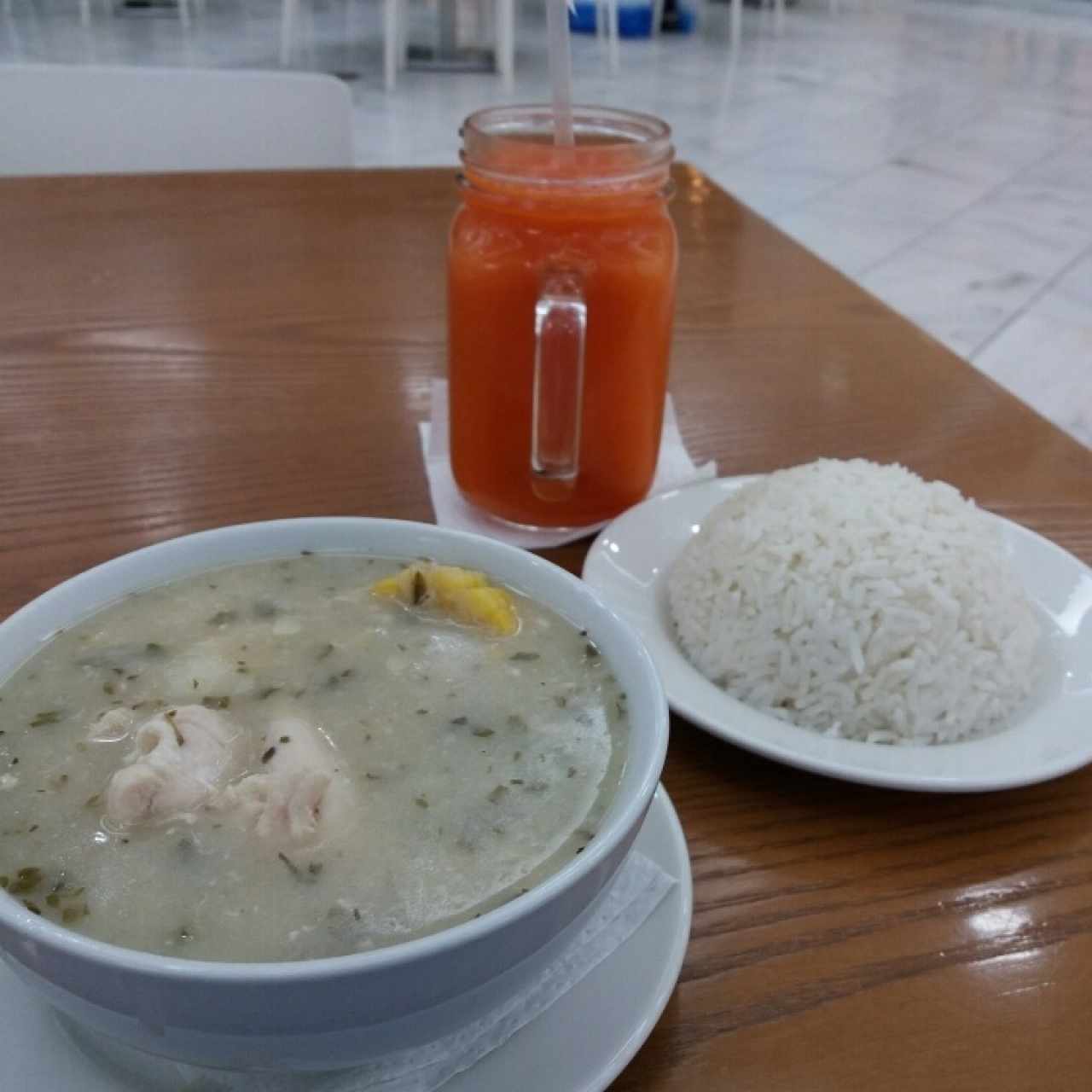 Sopa de pollo, plato de arroz y licuado de papaya
