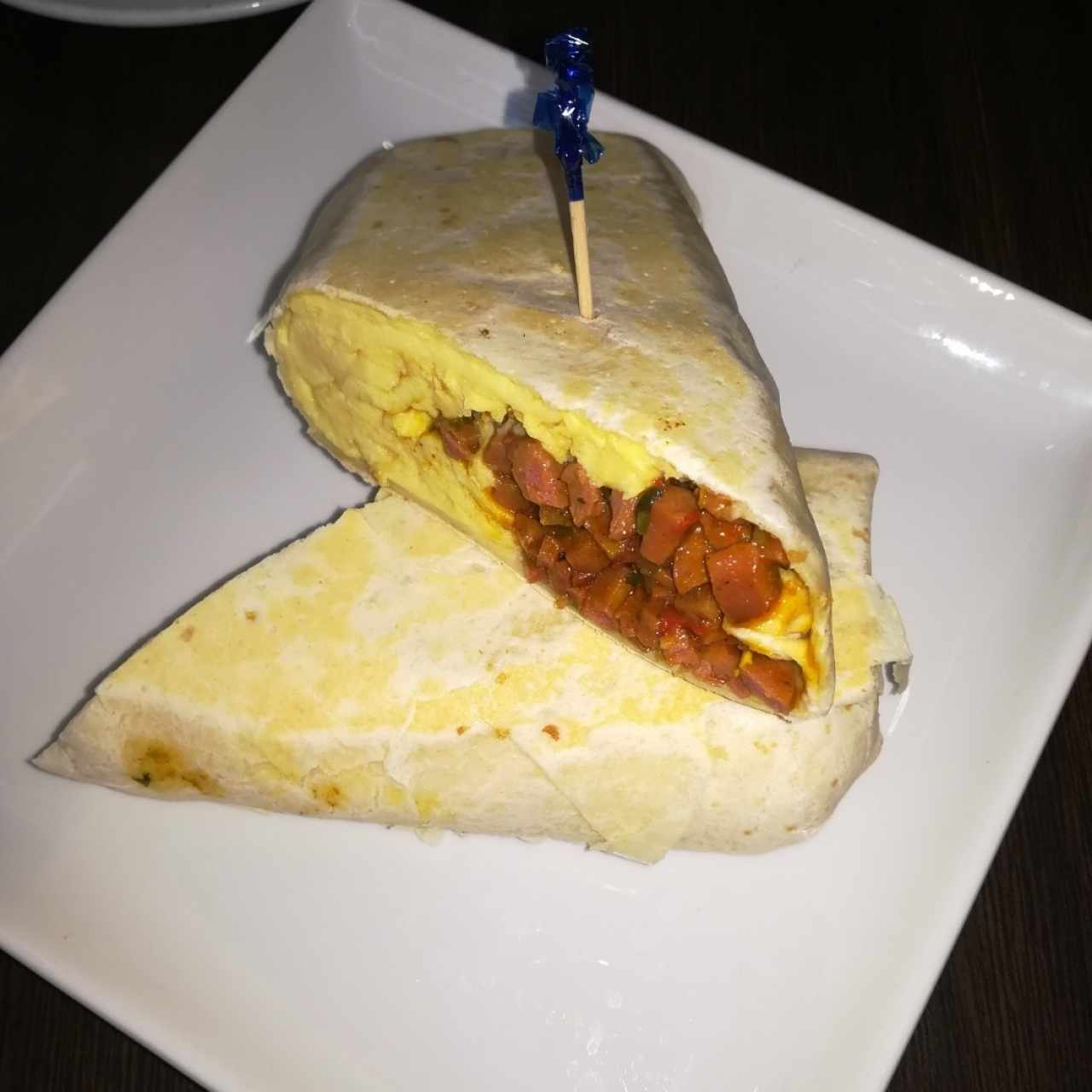 Burrito de chorizo con queso blanco y huevo revuelto