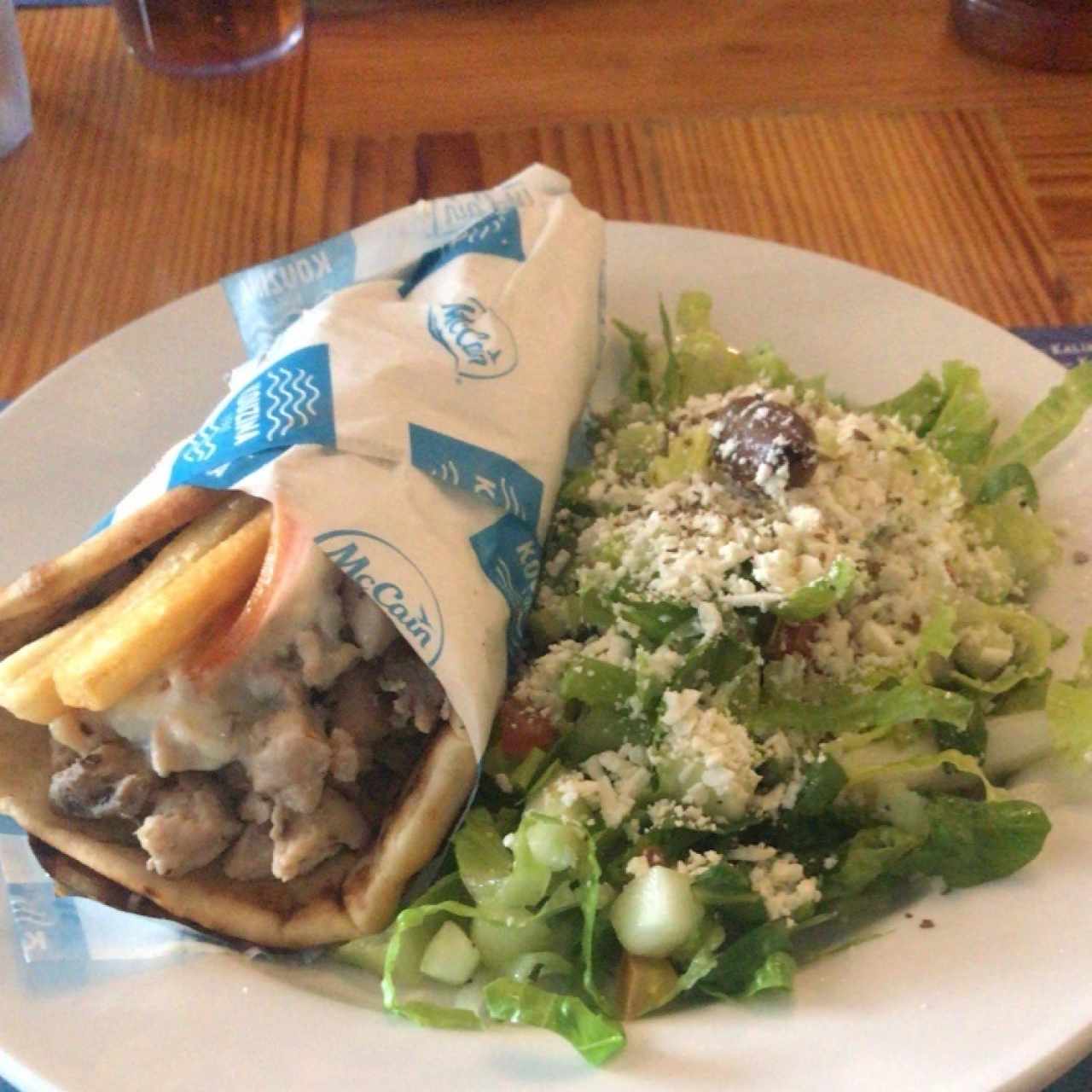 Gyro Kouzina con ensalada griega