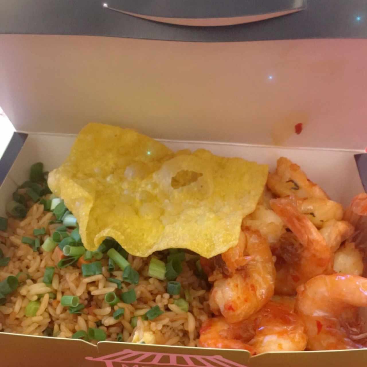 arroz con vegetales y camarones apanados