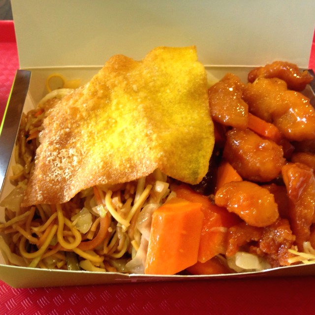 Chow mein, vegetales, wanton y pollo a la naranja