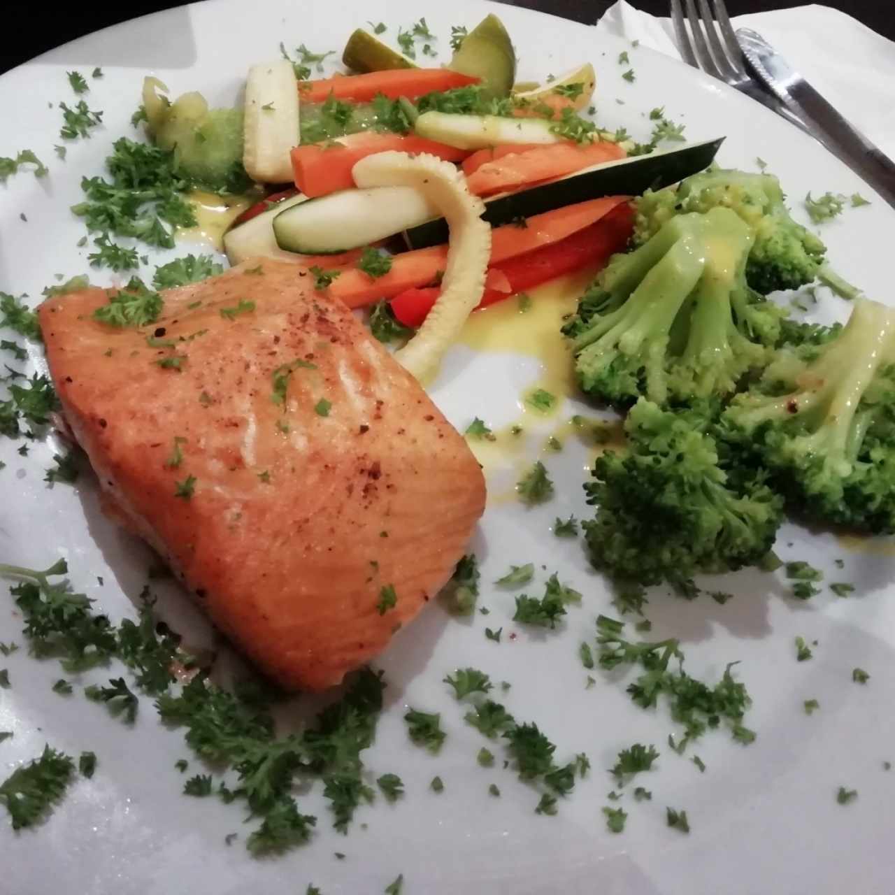 grilled salmon con vegetales y brócoli 
