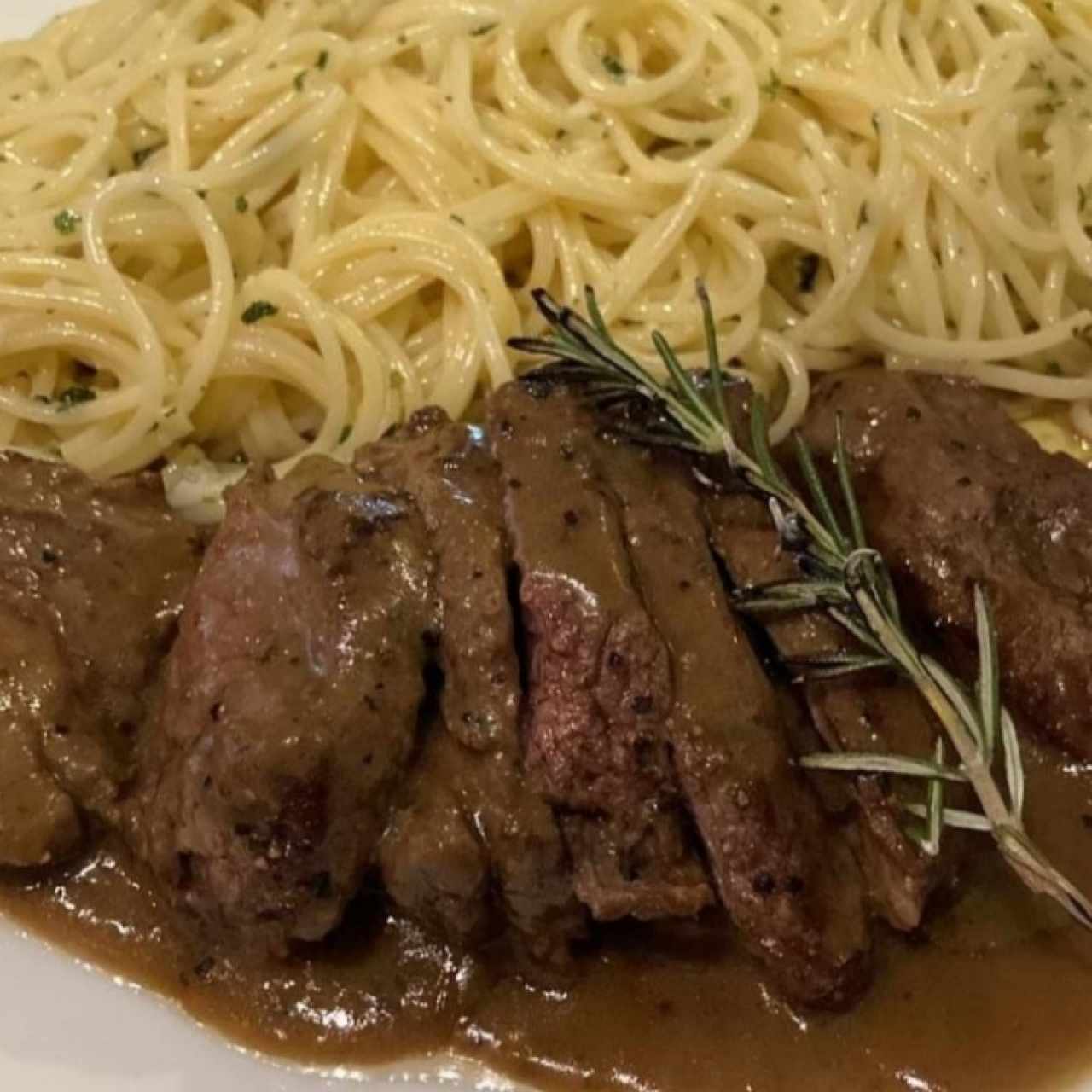 Filete de Novillo al Romero y Mantequilla con spaguetti al Óleo 