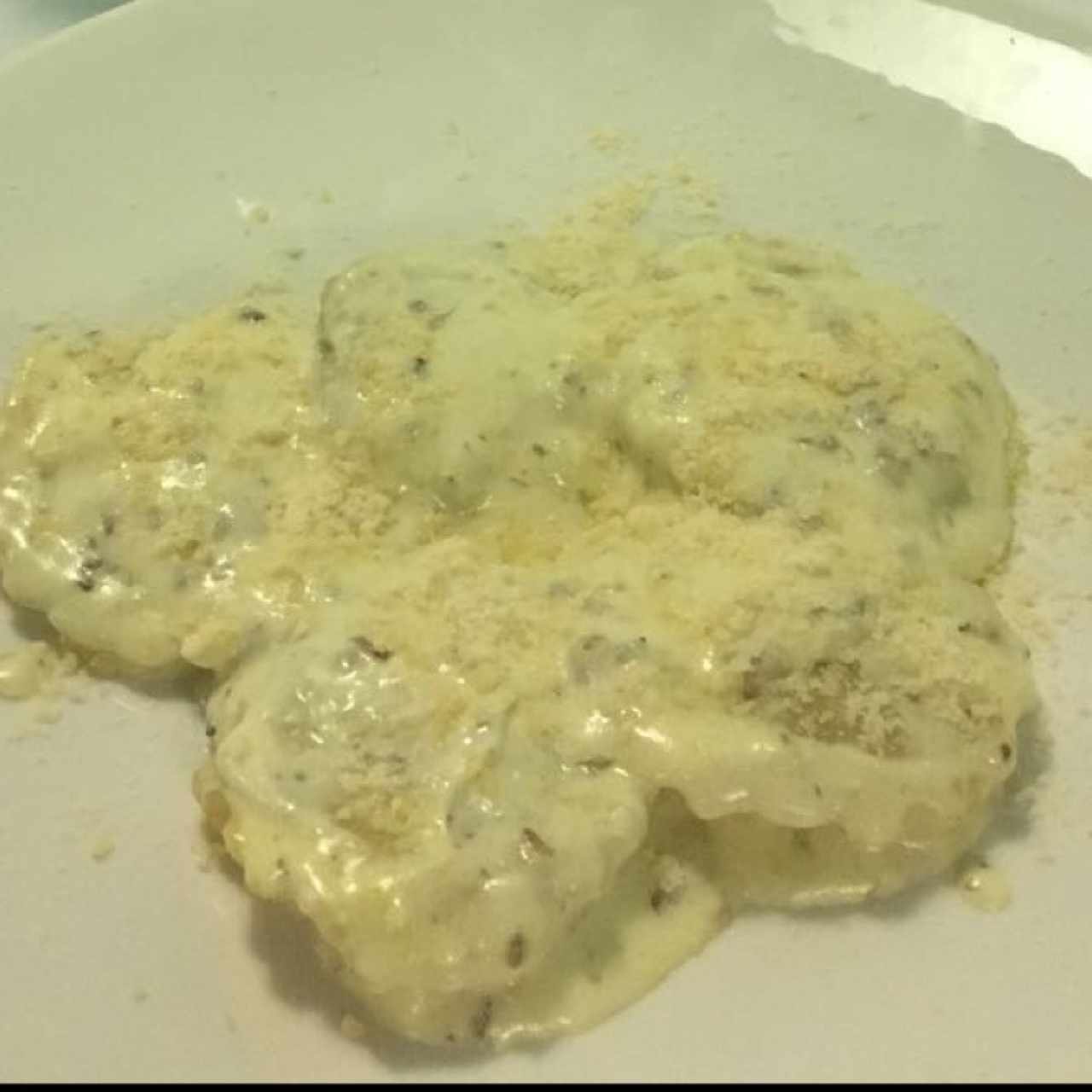 ravioli relleno de funghi con toque de trufa