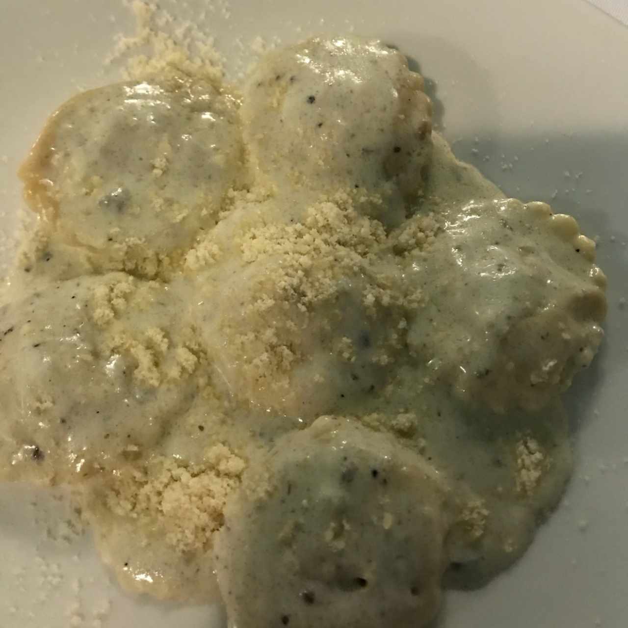 raviolis rellenos de hongos porcini en crema con trufas