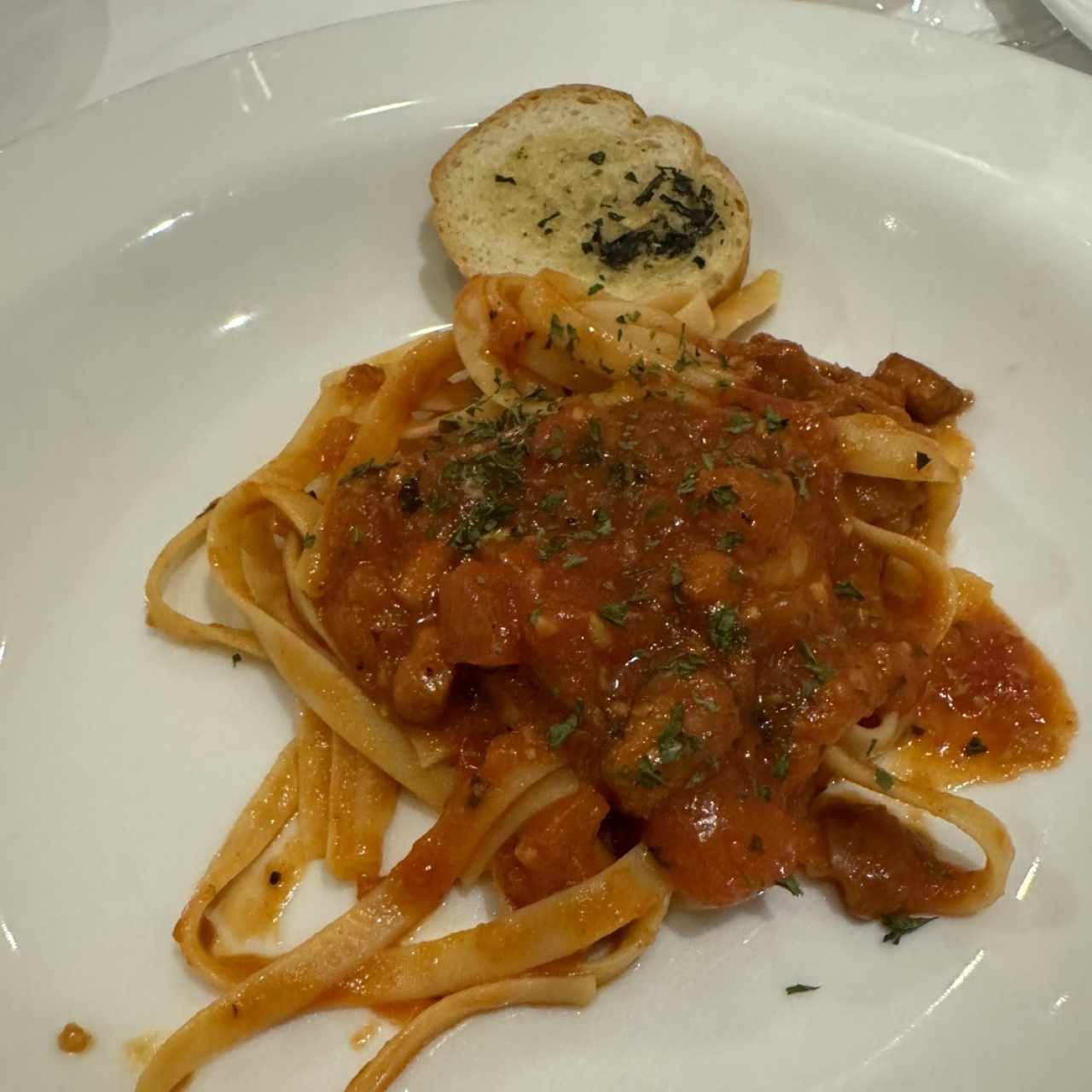 Fetuccini con calamares en salsa de tomate natural