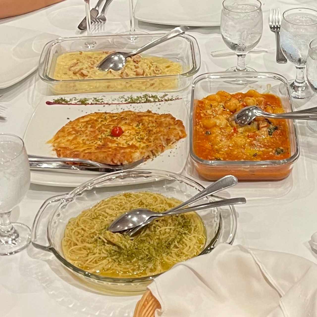 Pasta carbonara, gnocchi en salsa de tomate, milanesa con pasta a’lolio