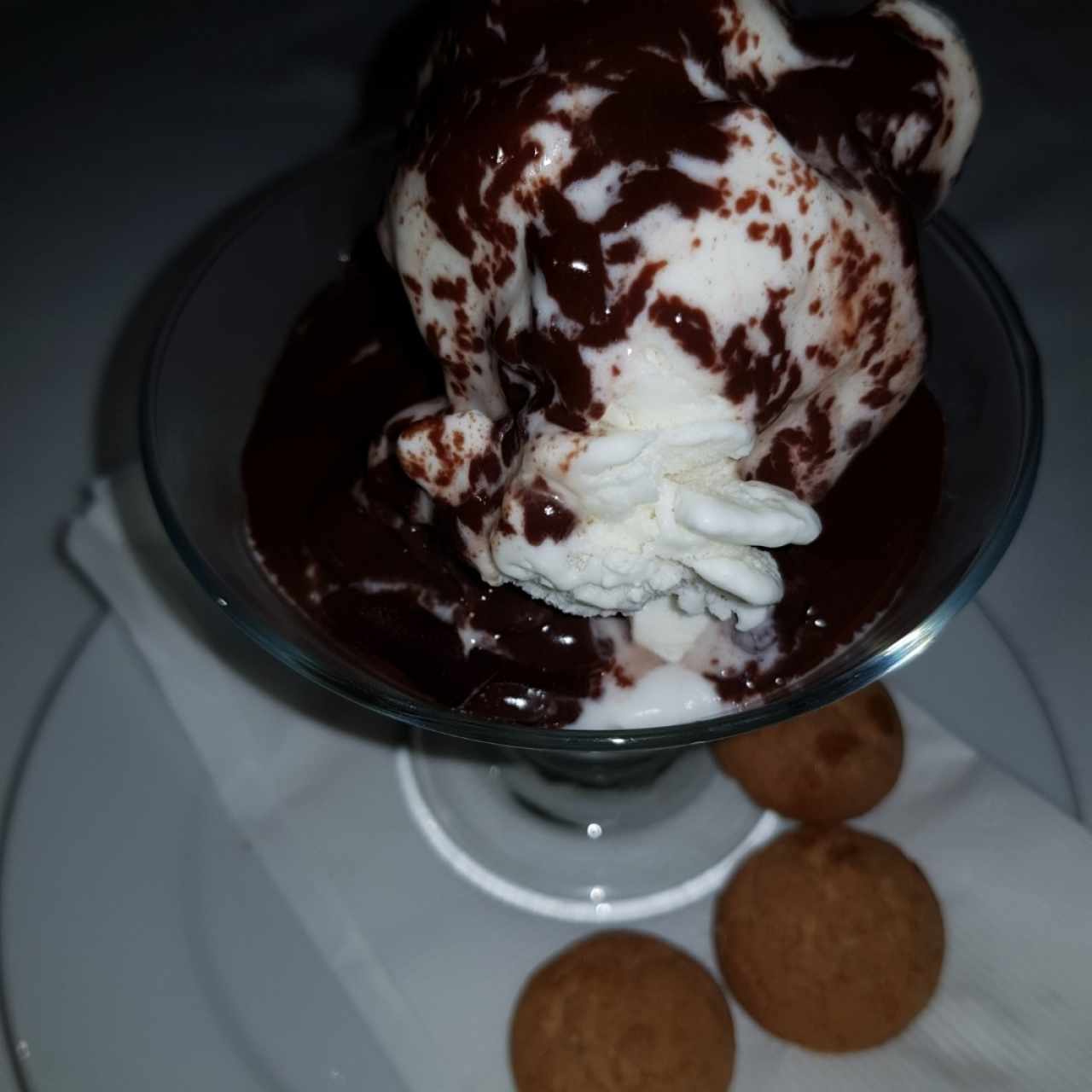 helado con chocolate derretido