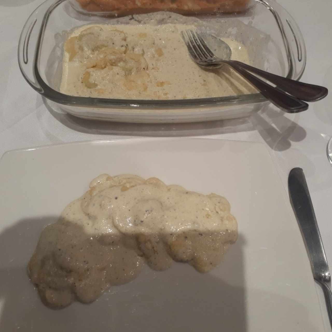 Agnolotti rellenos de hongos porcini y crema trufa negra
