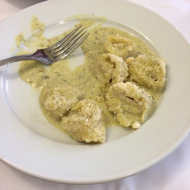 Tortellini relleno de ternera en salsa de pistacho