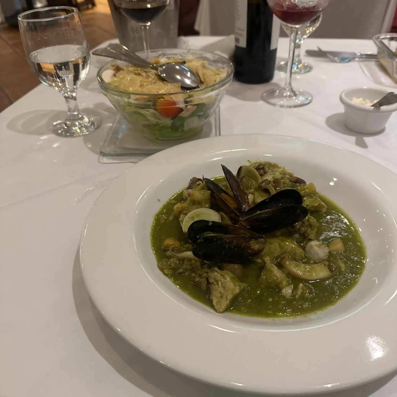 Corvina en salverde con ensalada 
