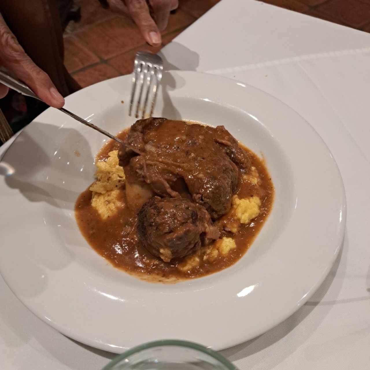 Ossobuco sobre Risotto a la Milanesa