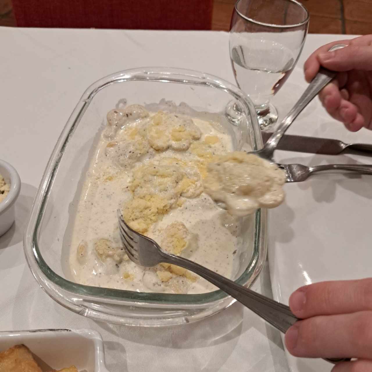 Agnolotti Rellenos de Hongo Porcini a la Crema y Trufa Negra