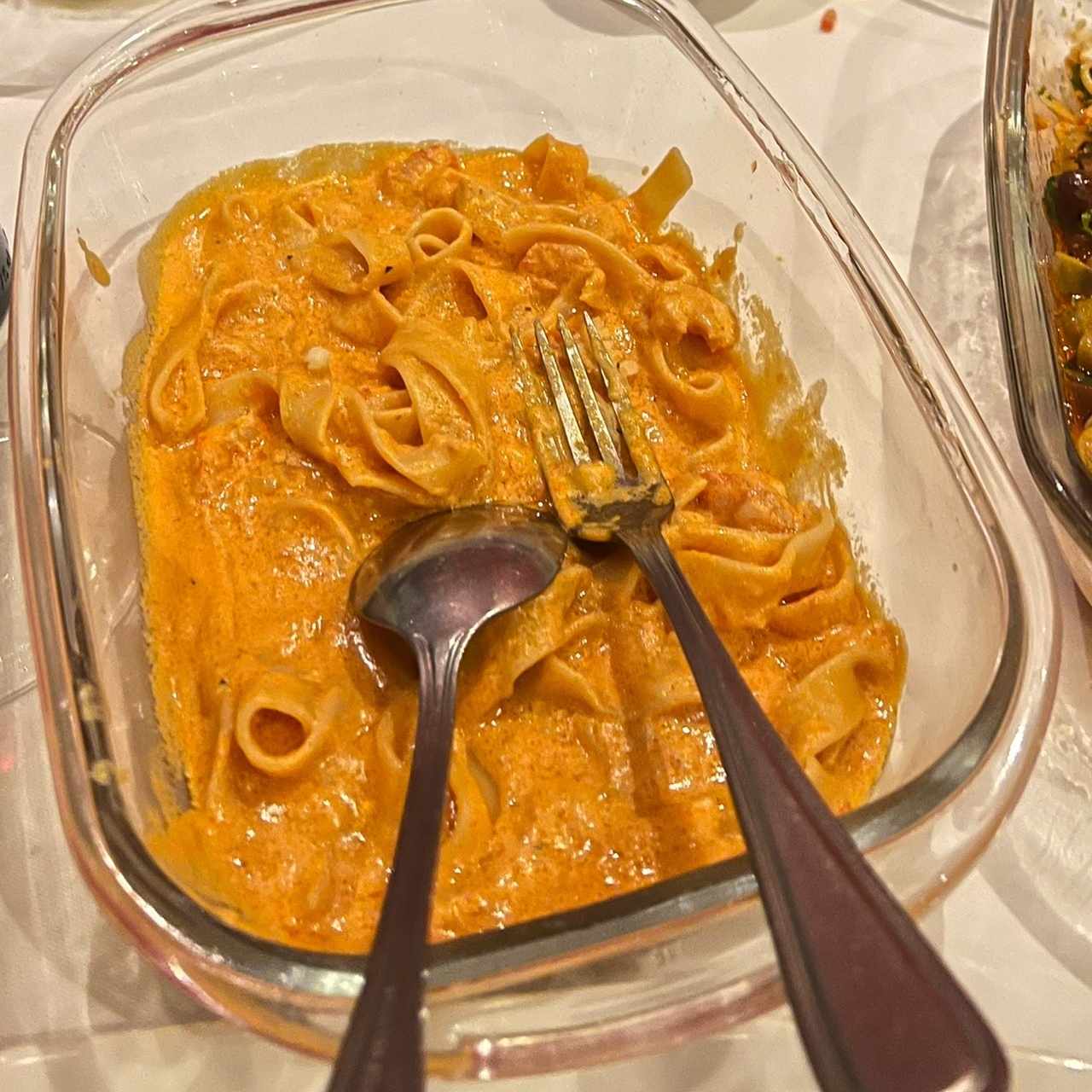 Fetuchini con camarones en Brisquet con salsa Rosé