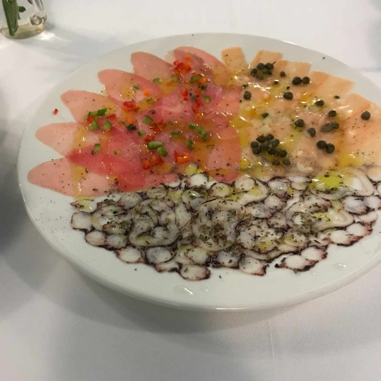 Carpaccio de atun, salmon y pulpo