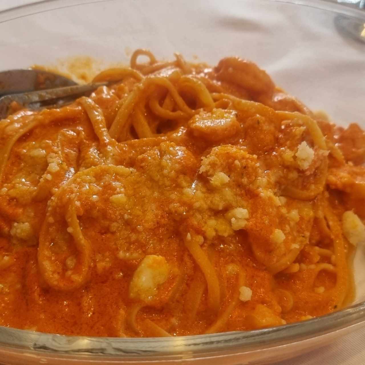 Linguini con Camarones en Salsa Rosé