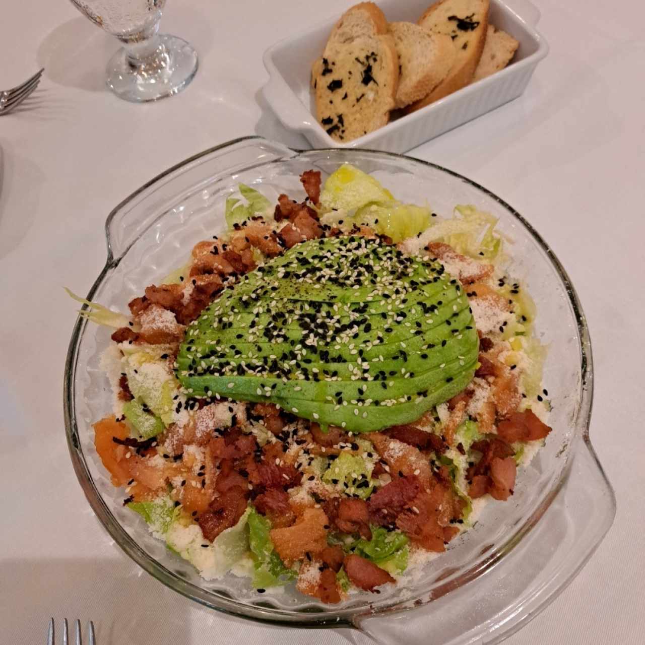 Ensalada de sslmon con aguacate