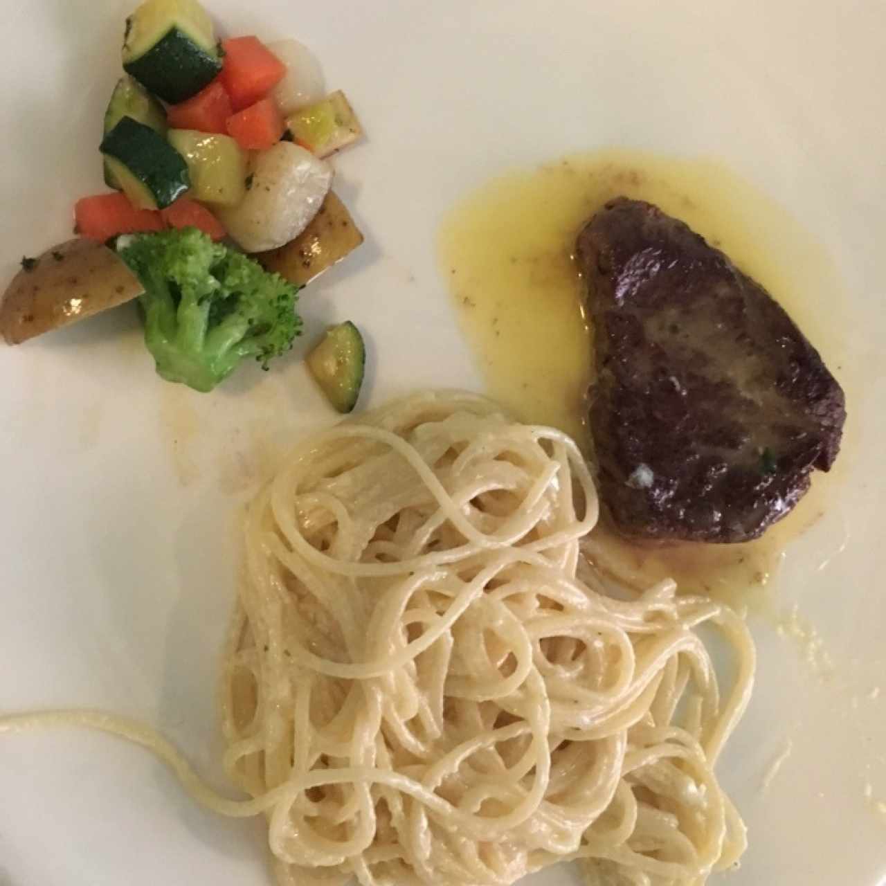 Ninos - Scallopina di vitello al buro con spaghetti alla crema