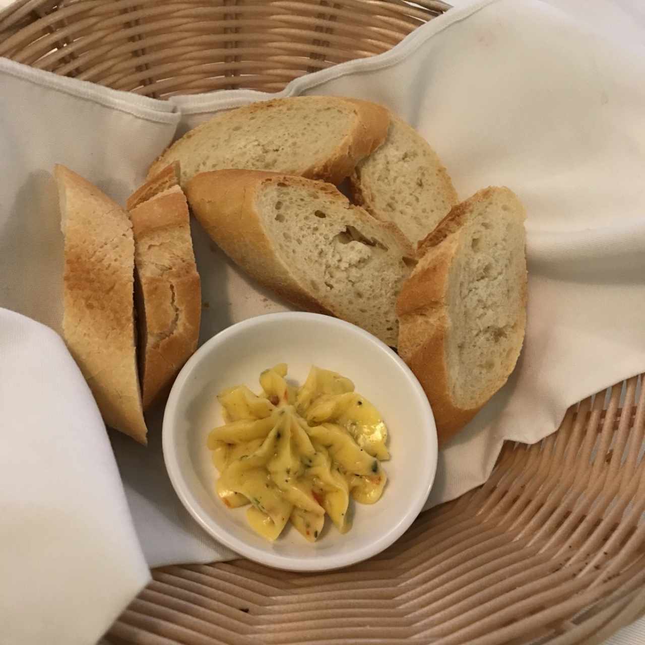 pan de la casa y mantequilla a las finas hierbas