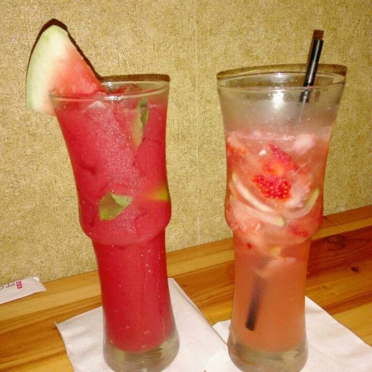  limonada, fresasy y pepino + limonada con sandía y hierba buena