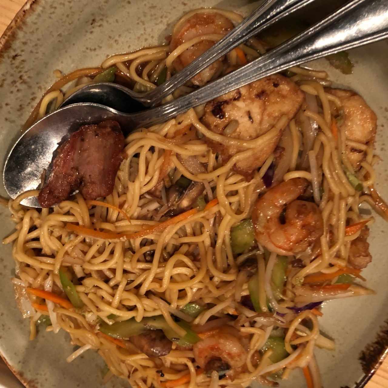 lo mein mixto delicioso 