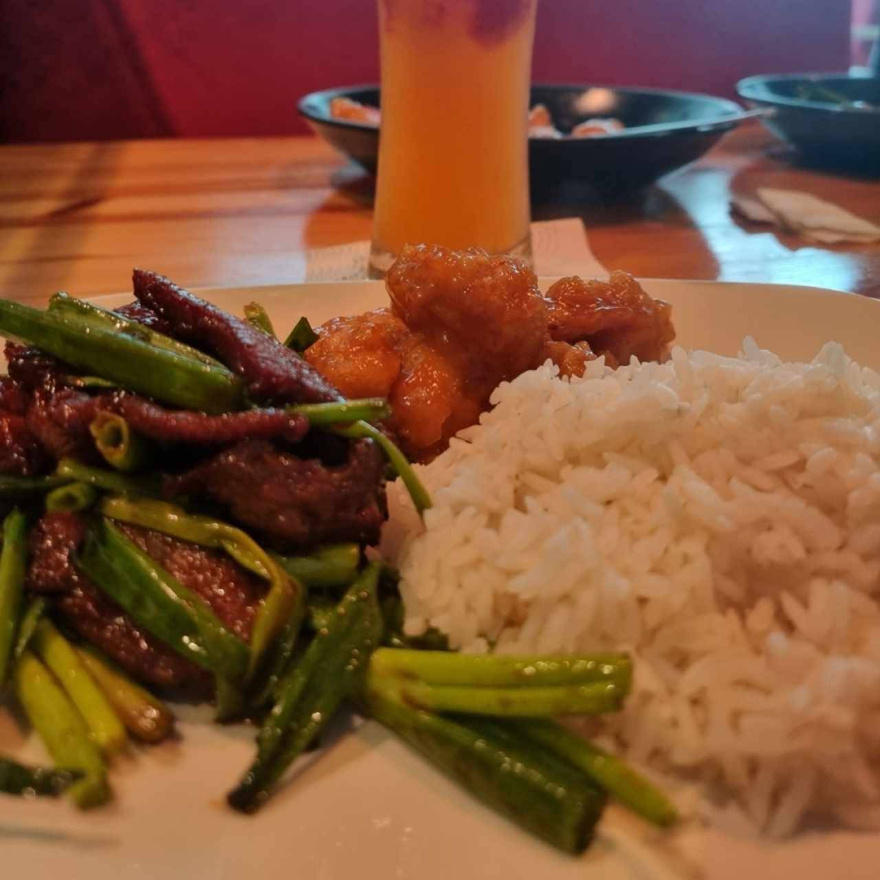 Mongolian Beef y Costillitas agridulces con arroz