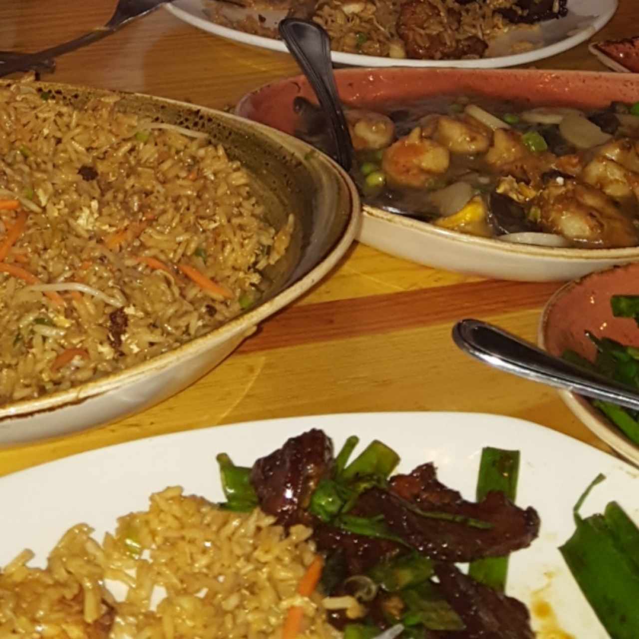 arroz combinación, mongolian beef, pollo con champigniones