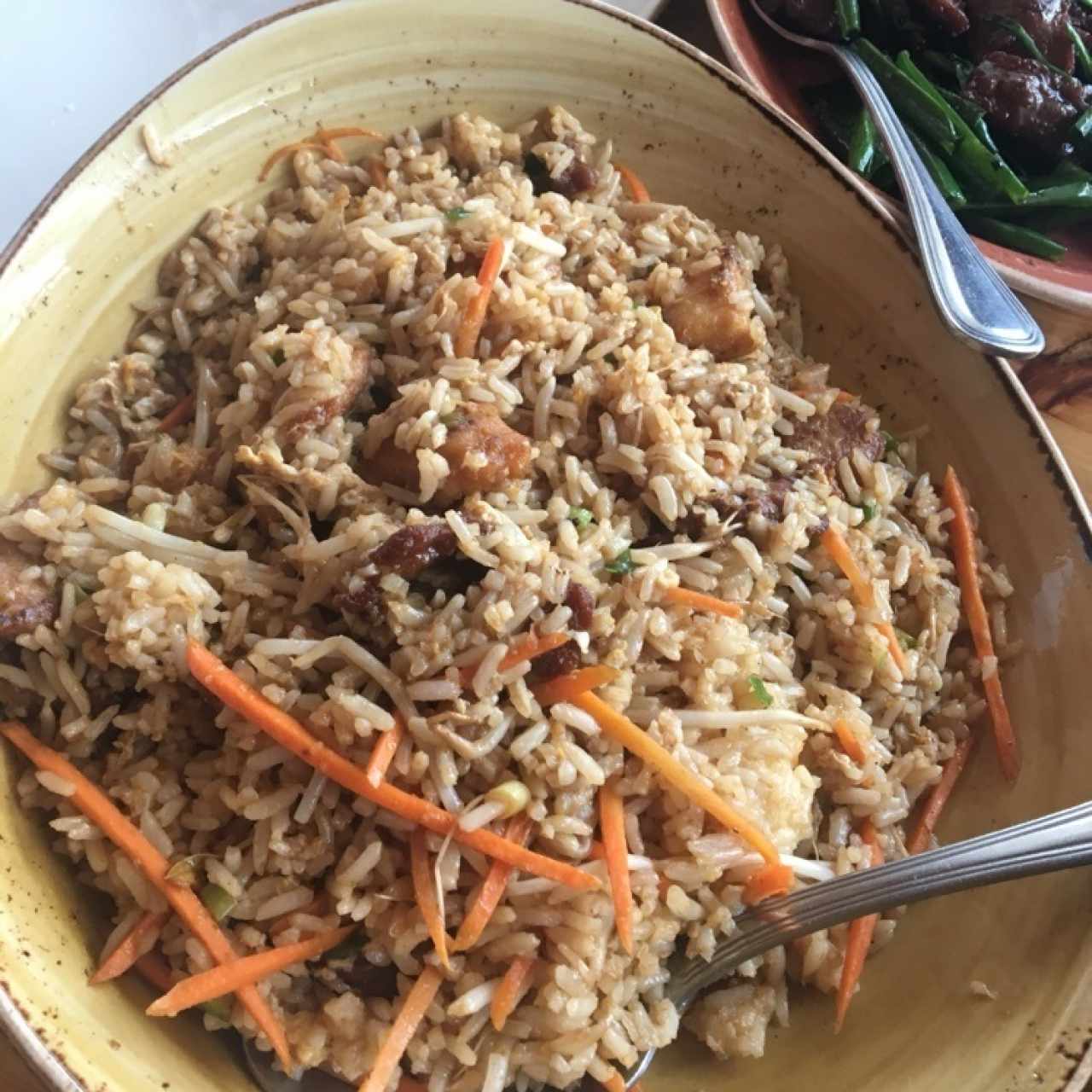 arroz con vegetales, puerco y pollo