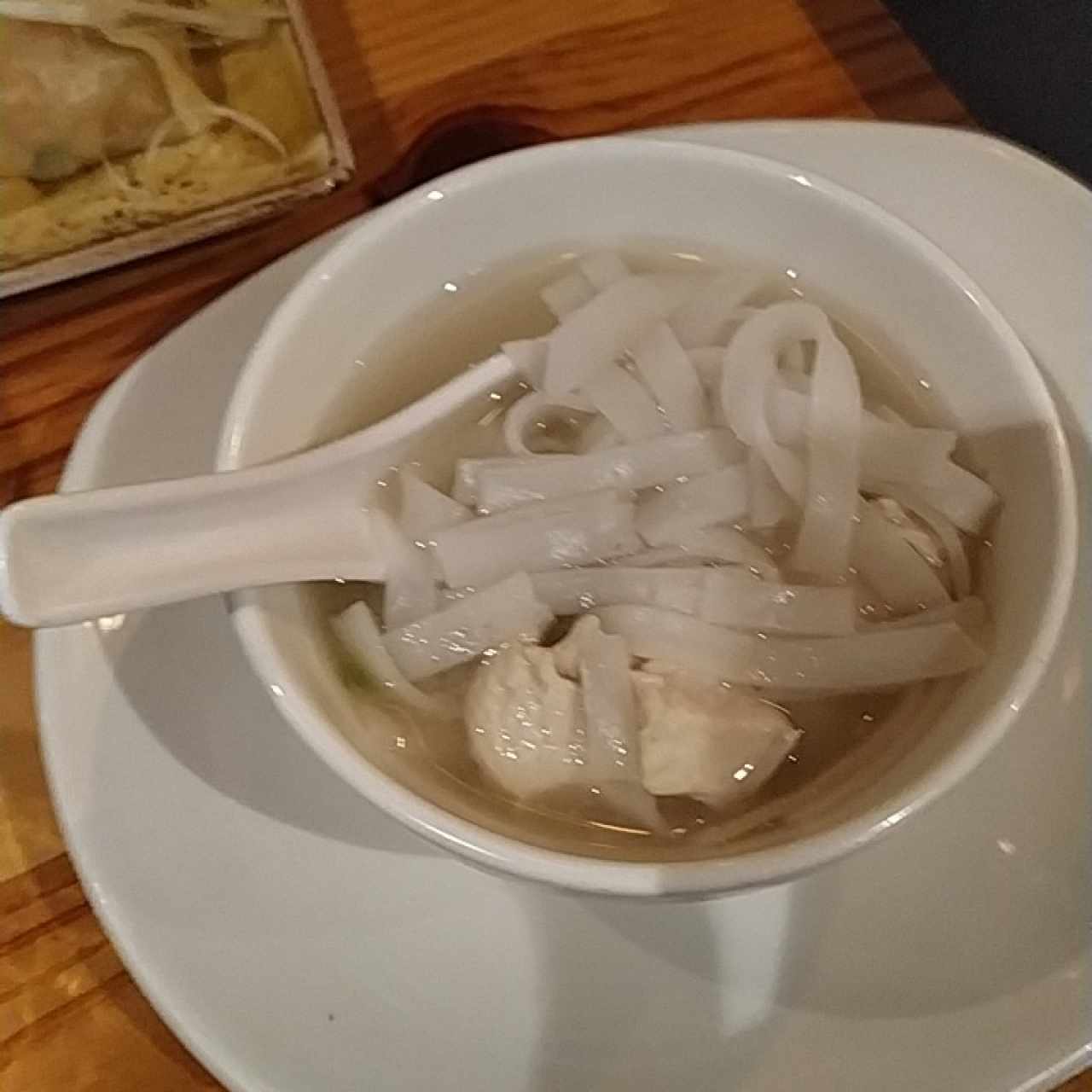 sopa de noodles de pollo