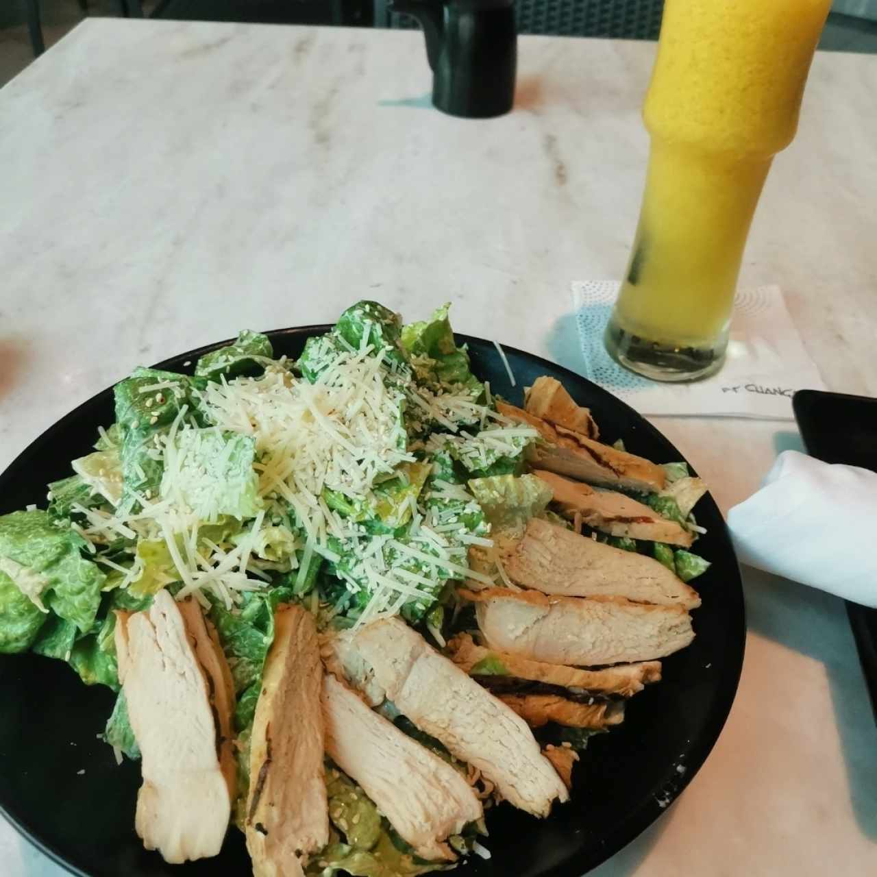 Asian Caesar Salad pollo grill y jugo de maracuya