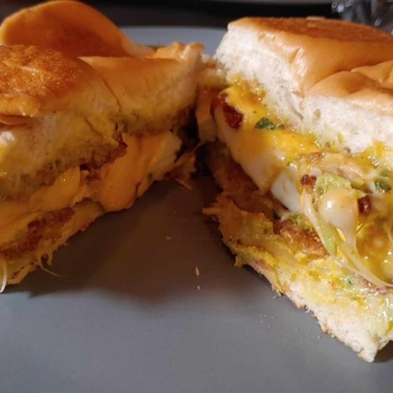 Breakfast Sandwich (Huevo Frito, Bacon, Guacamole y Queso)