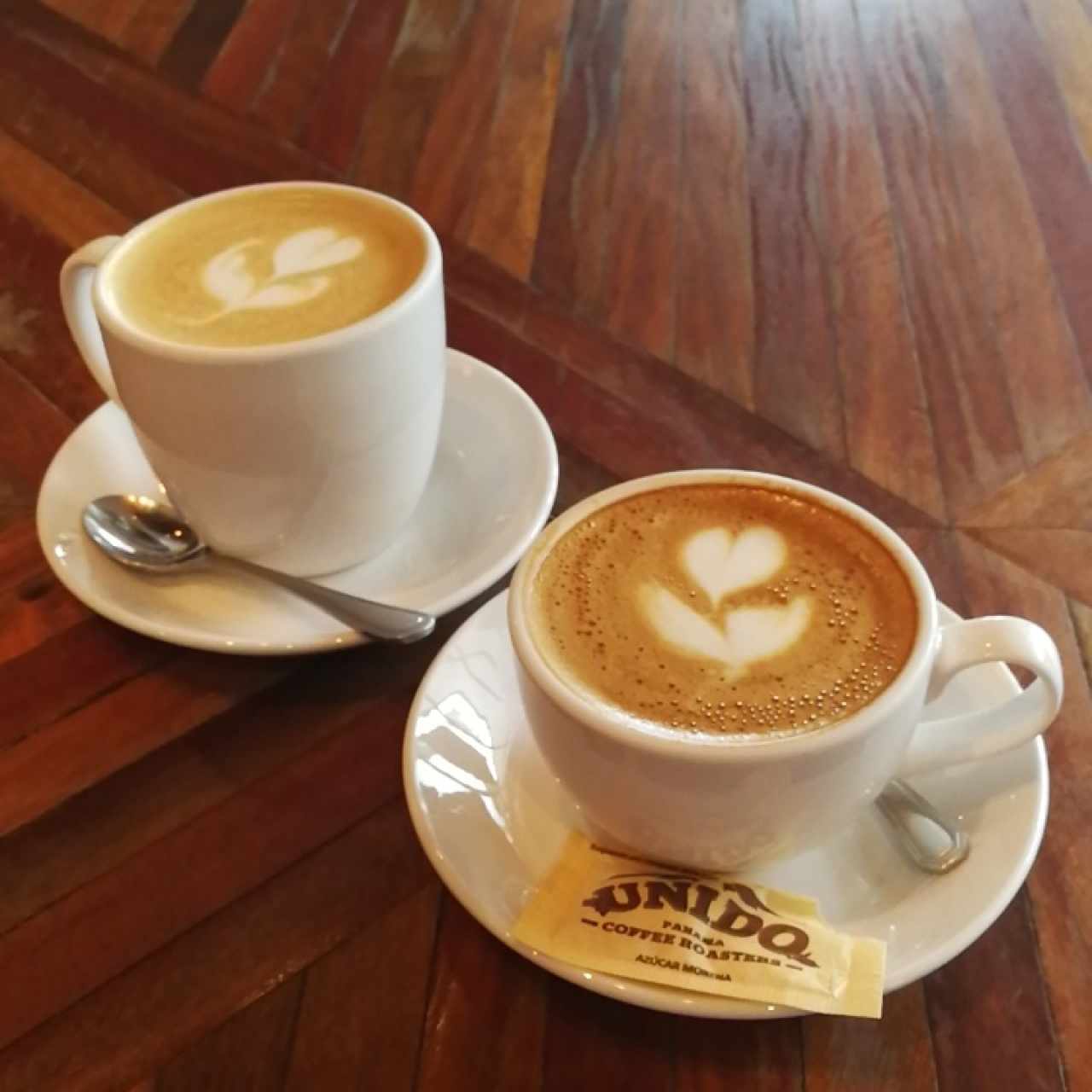 café late y cappuccino, junto a mi compañera