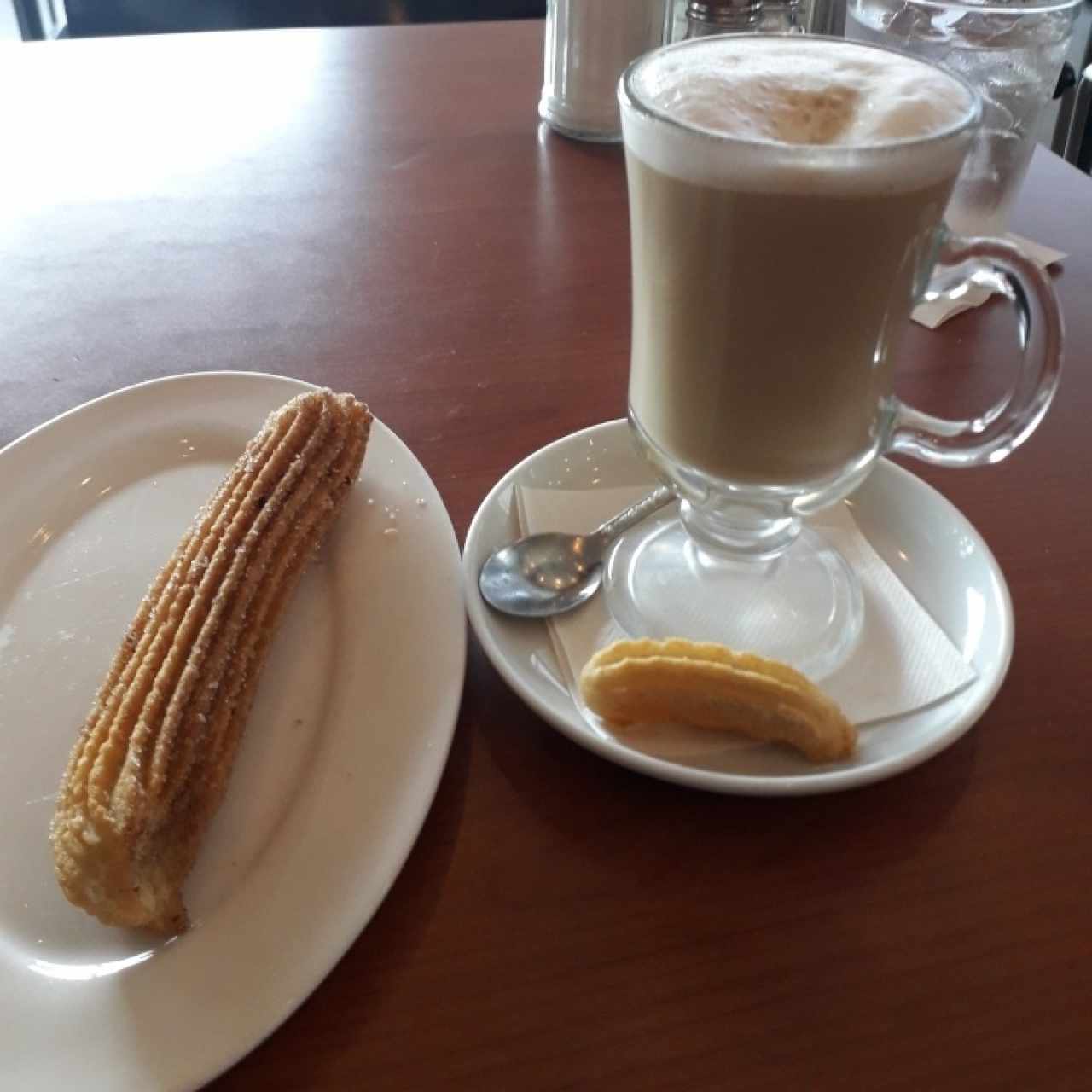 capuchino y churro de manzana y canela