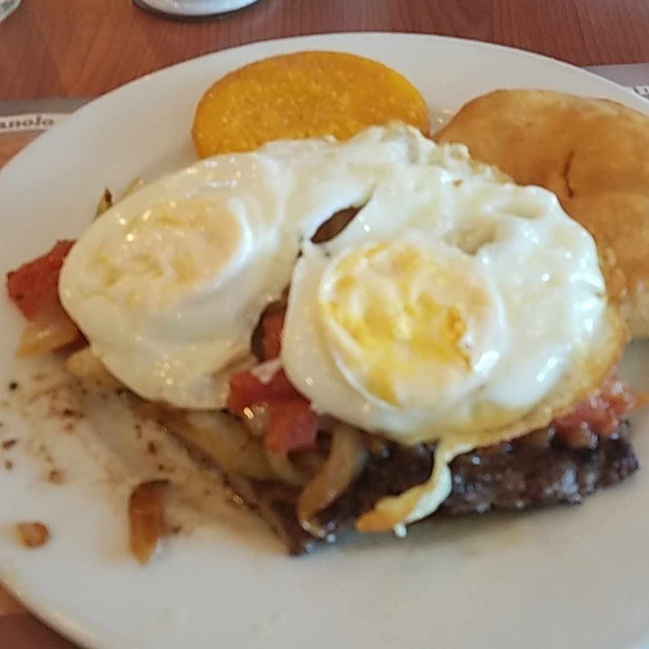 un delicioso bistec al caballo con tortilla y hojaldre