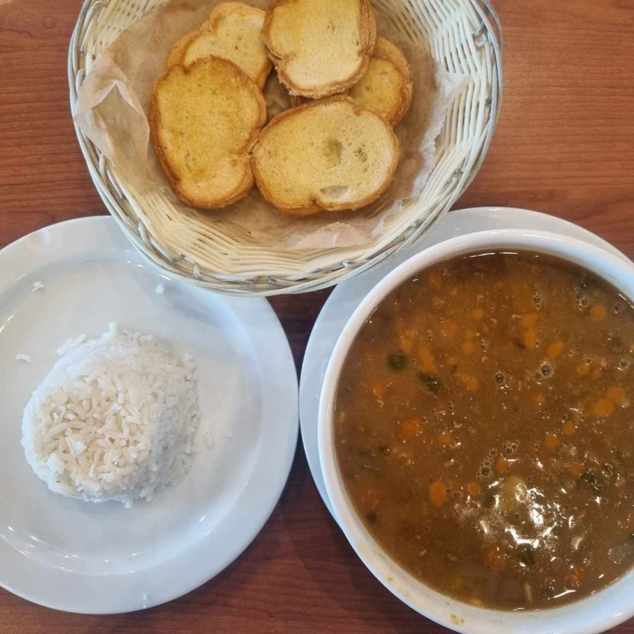 Sopa de lenteja con carne