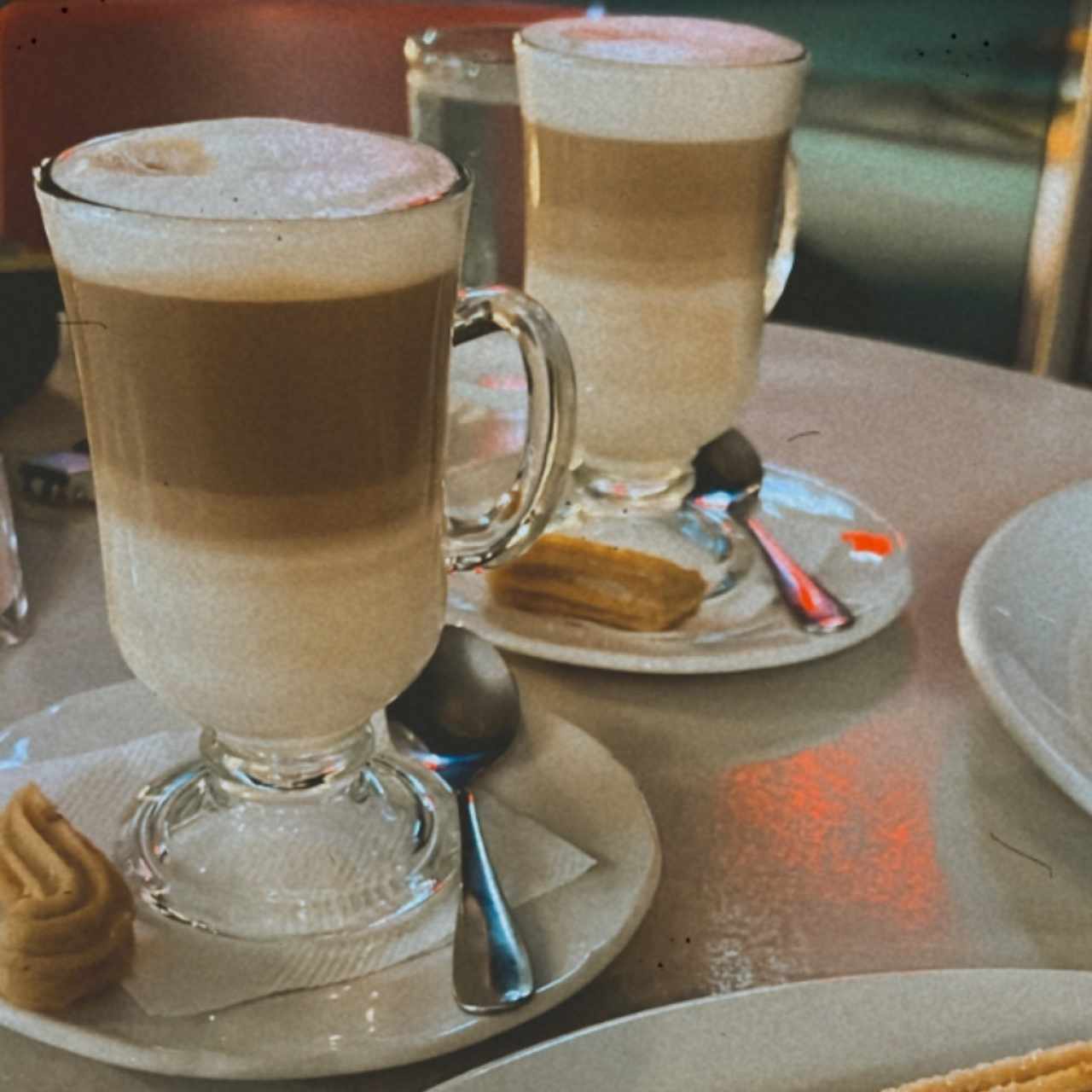 Cafe latte y moccachino con churros