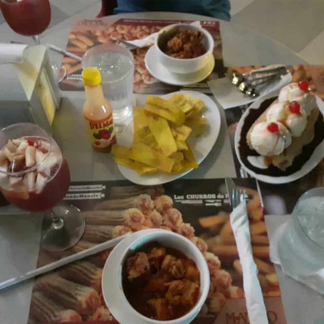 churros split, sangría y pollito