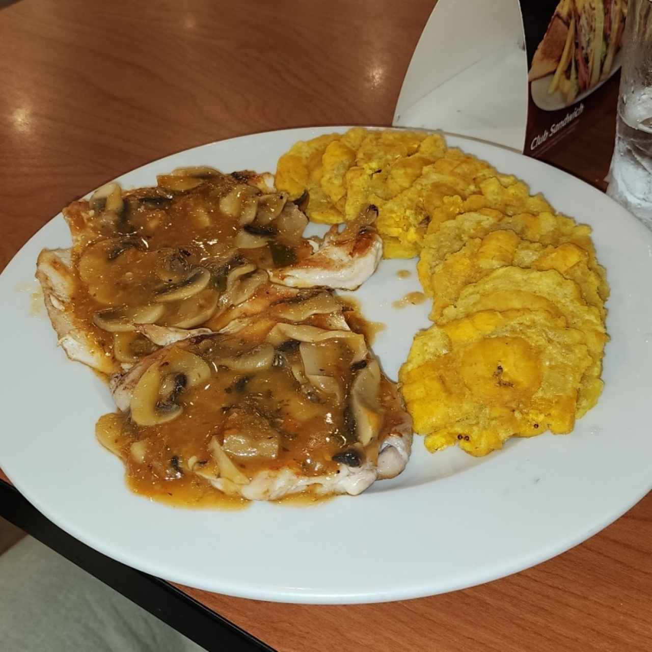 Pollo Deshuesado en Salsa de Hongos