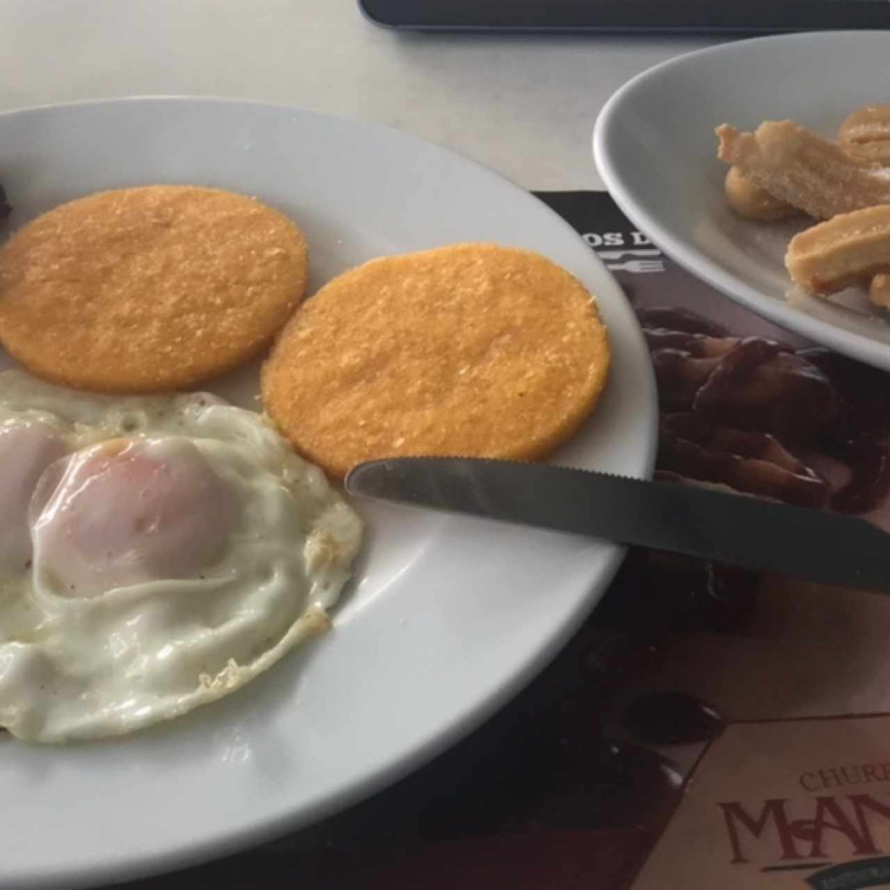 Huevos fritos tocino tortillas y Chocolate Español con mini churros