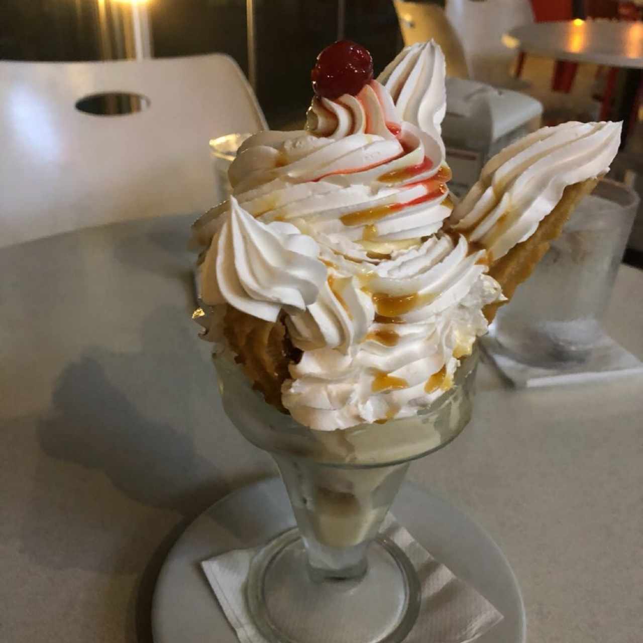 Churros con helado y crema Chantilly. 