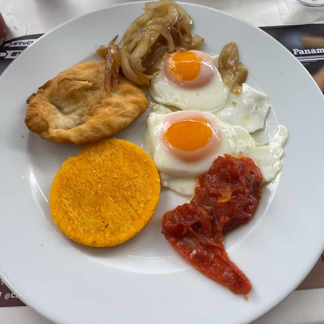 Huevos con cebolla y tomate