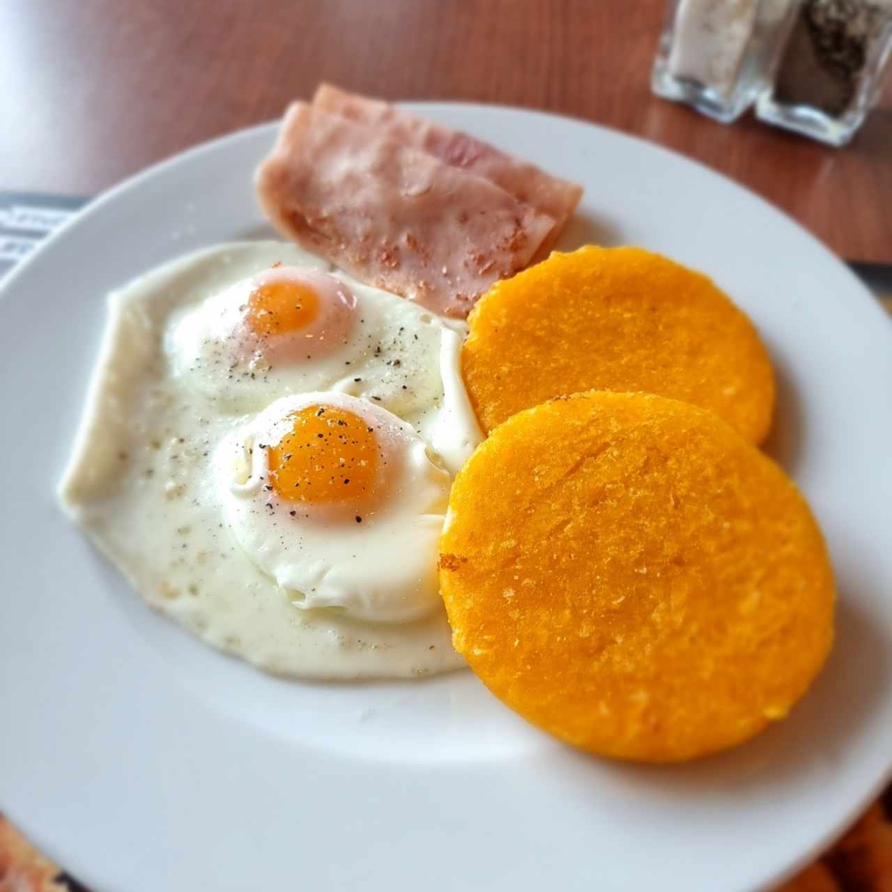 huevos al gusto con jamón y tortillas