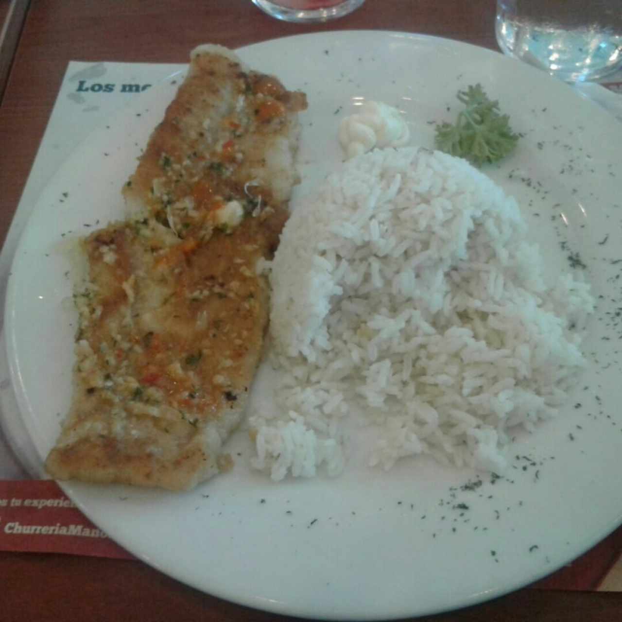 Corvina al ajillo con arroz