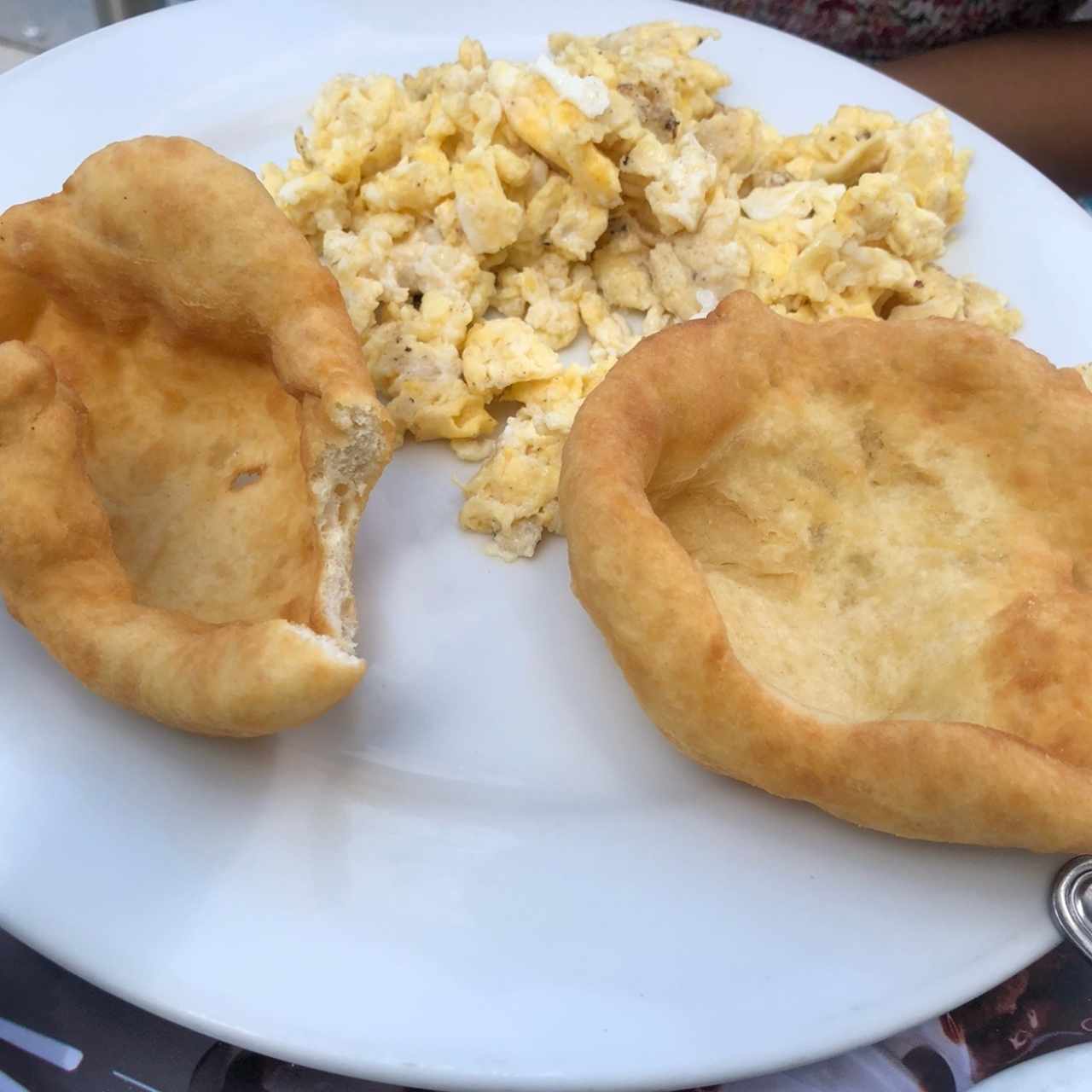 Huevos revueltos con hojaldre