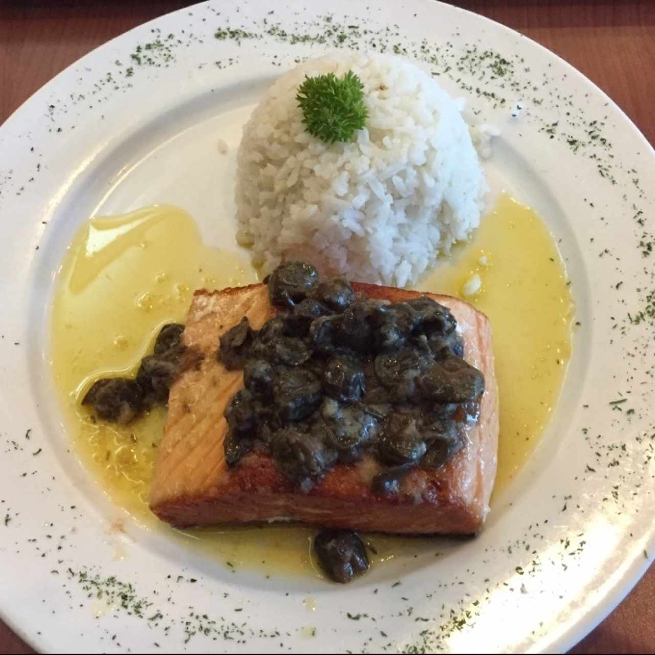 salmon en mantequilla con alcaparras