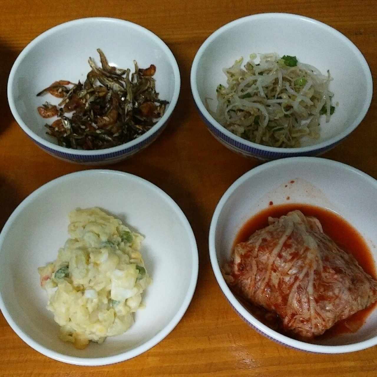 Acompañamientos, pescaditos secos, encurtidos, kimchi rojo.
