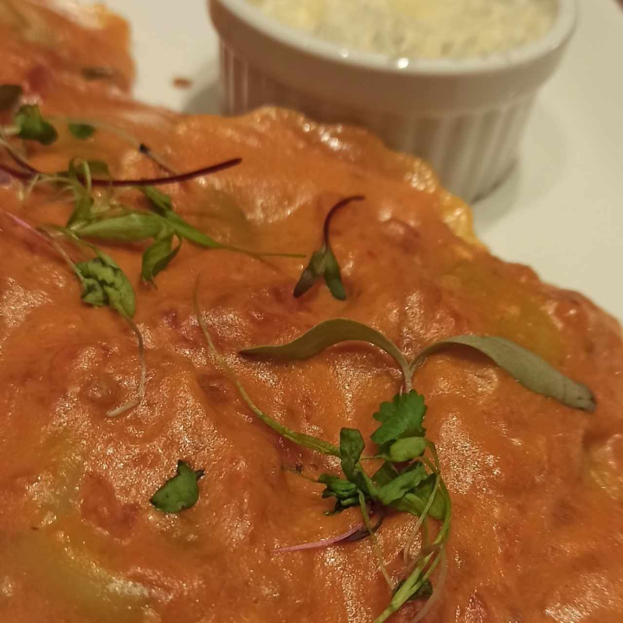 Ravioli de champiñones en salsa rosada