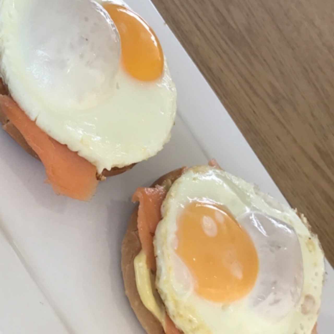 Eggs benedict con salmón
